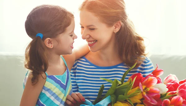 Happy mother's day! child daughter   gives mother a bouquet of f — Stock Photo, Image