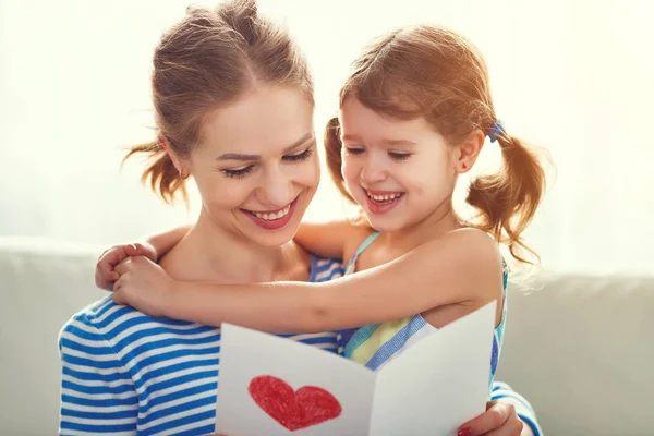 Gelukkige moederdag! Kind dochter feliciteert moeders en geeft — Stockfoto