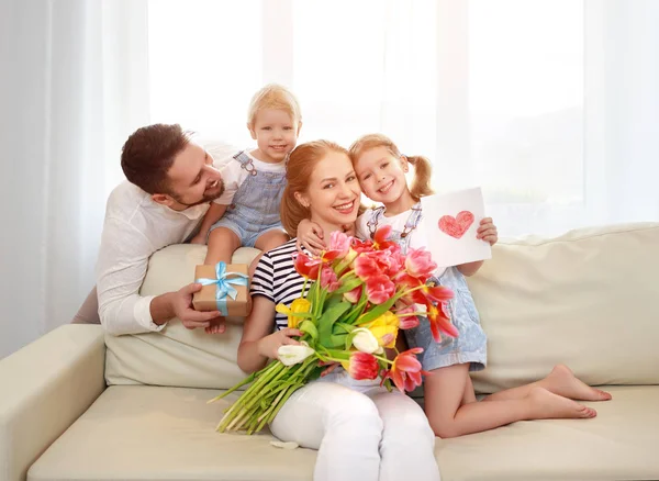 Gelukkige moederdag! vader en kinderen feliciteer moeder op h — Stockfoto