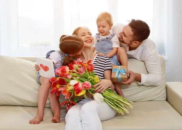 ¡Feliz día de la madre! padre e hijos felicitar a la madre en h — Foto de Stock