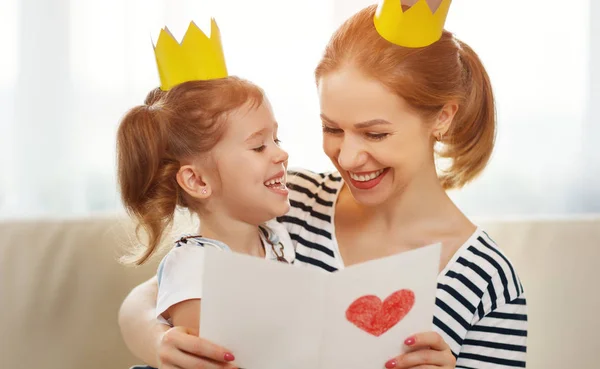 Feliz Dia da Mãe! mãe e filha em coroas e com po — Fotografia de Stock