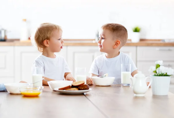 Crianças engraçadas felizes comendo café da manhã — Fotografia de Stock