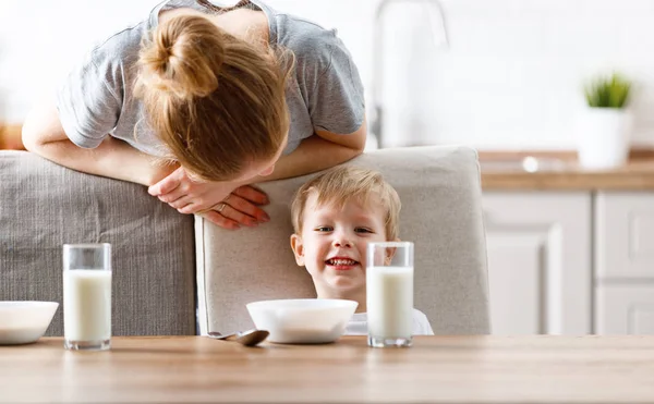 Семейный завтрак. мать кормит ребенка сына — стоковое фото