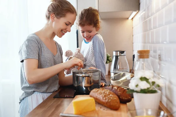 Beredning av familjen frukost. mor och barn dotter cook — Stockfoto