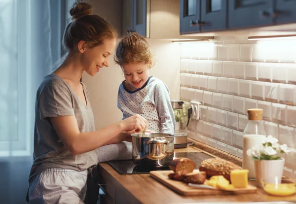 Приготування сімейного сніданку. мати і дитина дочка готують — стокове фото