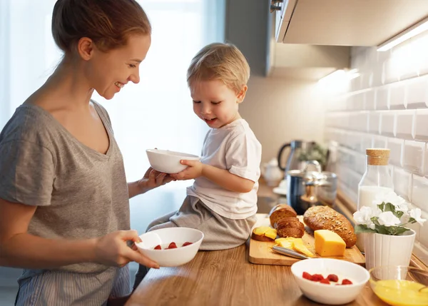 Приготування сімейного сніданку. мати і дитина син готують порошок — стокове фото