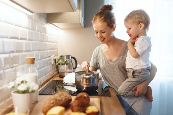 Preparação de café da manhã de família. mãe e bebê filho cozinhar porrid — Fotografia de Stock