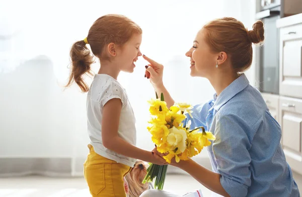 Felice festa della mamma! figlia bambino dà alla madre un mazzo di f — Foto Stock