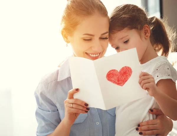 Gelukkige moederdag! Kind dochter feliciteert moeders en geeft — Stockfoto