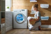 boldog háziasszony nő a mosókonyhában mosógép 