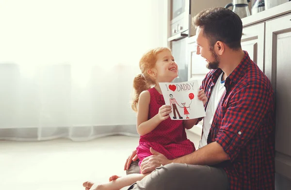 День батька. Щаслива родинна дочка дарує батькові вітальну листівку — стокове фото