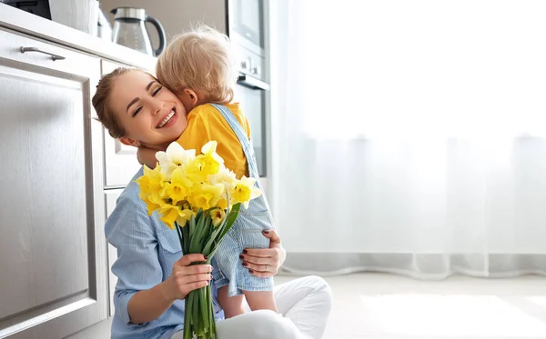 Щасливий день матері! дитячий син дарує квіти матері у відпустку — стокове фото