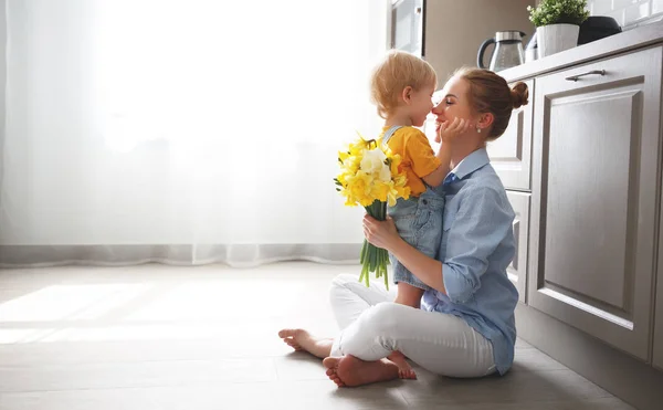 Happy mother's day! baby syn daje matka flowersfor na wakacjach — Zdjęcie stockowe