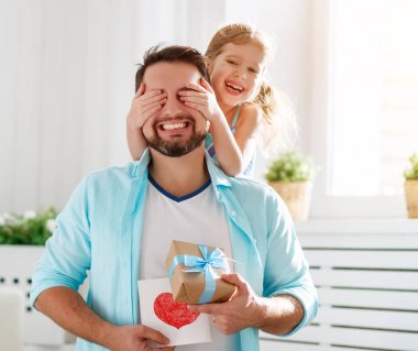 Babalar günü. Mutlu aile kızı baba ve gülüyor sarılma