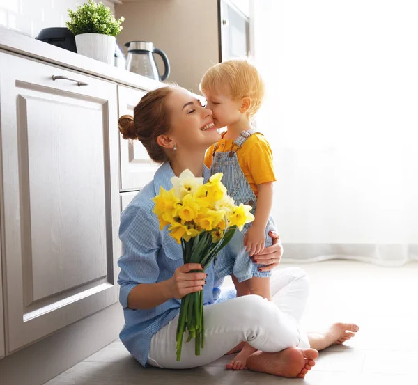 Felice festa della mamma! bambino figlio dà fiori per la madre in vacanza — Foto Stock