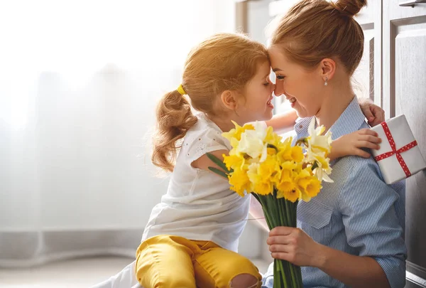 Joyeuse fête des mères ! enfant fille donne mère un bouquet de f — Photo