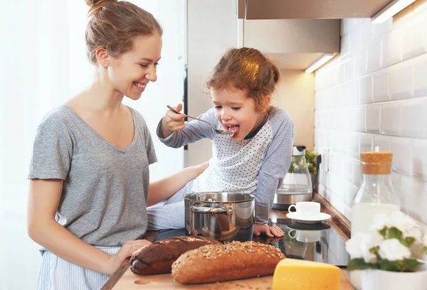 Приготування сімейного сніданку. мати і дитина дочка готують — стокове фото
