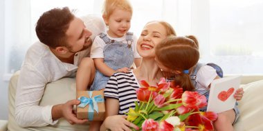 mutlu anneler günü! Baba ve çocuk anne h üzerinde tebrik