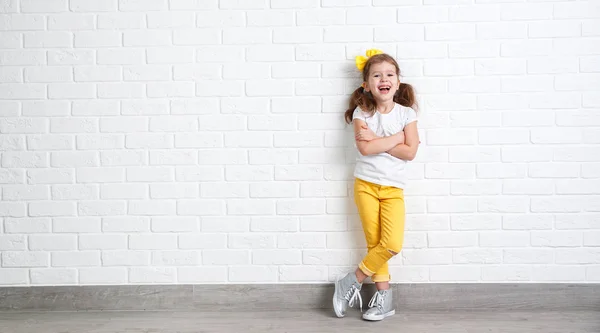 Ευτυχισμένο Παιδί Αστείο Κορίτσι Κοντά Ένα Άδειο Τούβλο Wal — Φωτογραφία Αρχείου