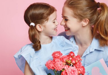 Anneler günü kavramı. Anne ve çocuk ile renkli ba çiçek