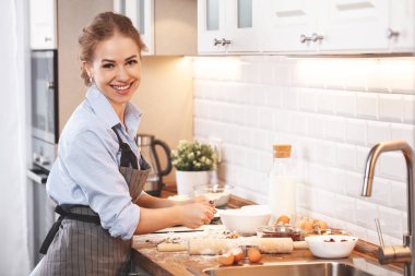 genç kadın evde mutfakta kurabiye