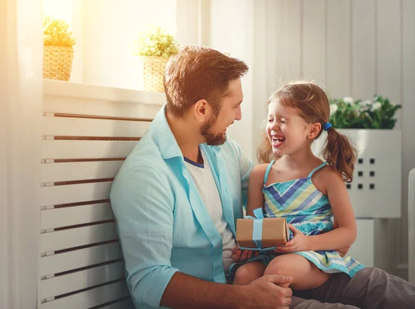 Vatertag. glückliche Tochter der Familie umarmt Papa und lacht — Stockfoto