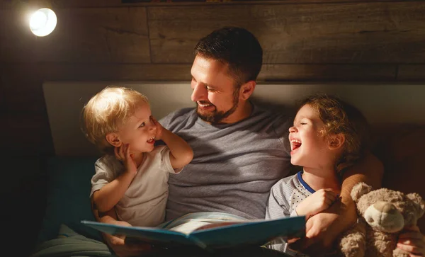 Leitura da família da noite. O pai lê crianças. livro antes de ir — Fotografia de Stock