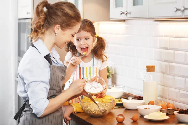 キッチンでの幸せな家族。母と子のクッキーを焼く — ストック写真