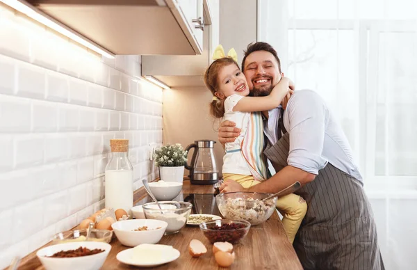 Família feliz na cozinha. Pai e filha filha amassar massa de farinha um — Fotografia de Stock