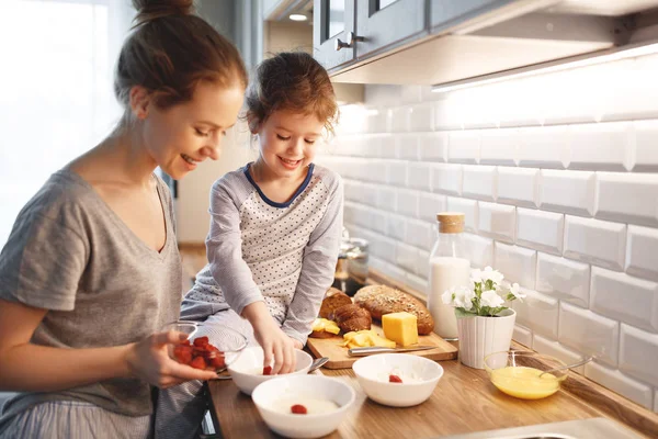 Preparazione della colazione in famiglia. madre e figlia cuoco — Foto Stock
