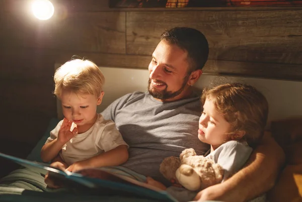 Rodina večerní čtení. otec čte dětem. Kniha před jel — Stock fotografie