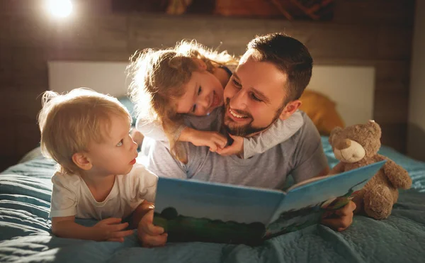 Avond familie lezen. vader leest kinderen. Boek vóór goin — Stockfoto