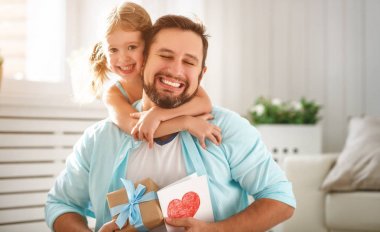 Babalar günü. Mutlu aile kızı baba ve gülüyor sarılma