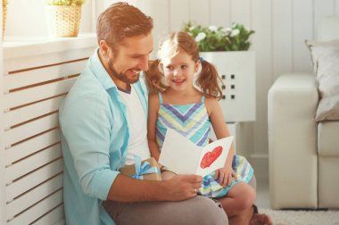 Babalar günü. Mutlu aile kızı baba ve gülüyor sarılma