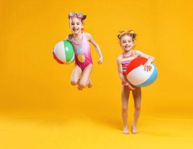 komik komik mutlu çocuk mayolu renkli üzerinde atlama