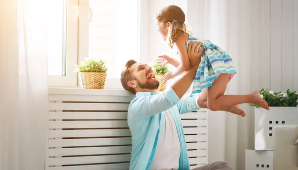 Dia do pai. feliz família filha abraçando pai e rir — Fotografia de Stock