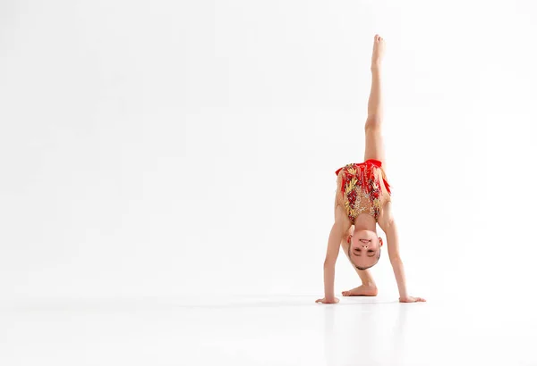 Beyaz backgr üzerinde Ritmik Jimnastik spor yaparken kız jimnastikçi — Stok fotoğraf