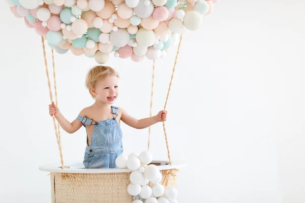 Fericit copil băiat într-o zână magie aer cald balon — Fotografie, imagine de stoc