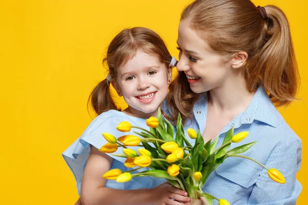 Concept of mother's day. mom and child with flower on colored ba — Stock Photo, Image
