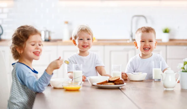 Crianças engraçadas felizes comendo café da manhã — Fotografia de Stock