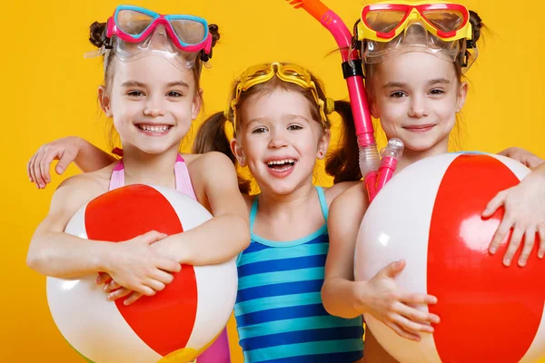 Lustige lustige fröhliche Kinder in Badeanzügen und Schwimmbrillen — Stockfoto