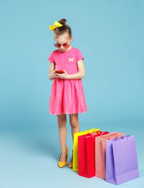komik çocuk kız fashionista renkli üzerinde büyük annenin yerinde 