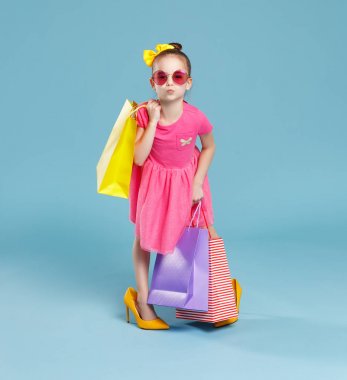 komik çocuk kız fashionista renkli üzerinde büyük annenin yerinde 