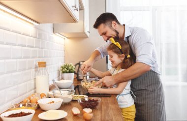mutlu aile mutfak. Baba ve çocuk kızı hamur yoğurmak ve bisküvi togethe fırında