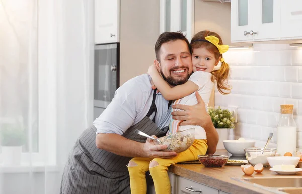 Счастливая Семья Кухне Отец Дочь Смешивают Тесто Пекут Печенье Вместе — стоковое фото