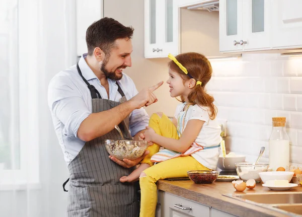 Lycklig Familj Köket Far Och Barn Dottern Knåda Degen Och — Stockfoto