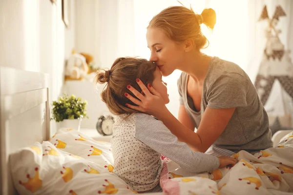 Despertando Por Mañana Madre Despierta Hija Cama Por Mañana — Foto de Stock