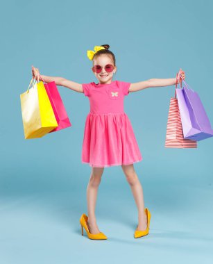 komik çocuk kız fashionista büyük annenin sarı ayakkabı renkli adam üzerinde