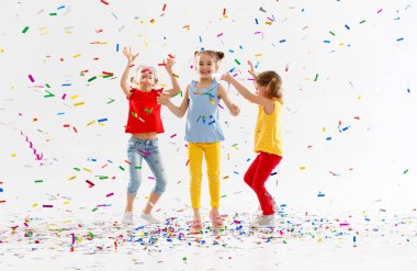 eğlenceli ve çok renkli konfeti üzerinde beyaz adam atlama tatil günlerinde mutlu çocuk sahibi