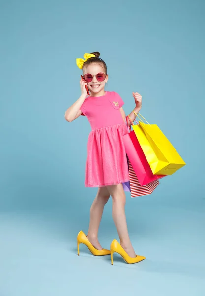 Funny Child Girl Fashionista Big Mother Yellow Shoes Colored Backgroun — Stock Photo, Image